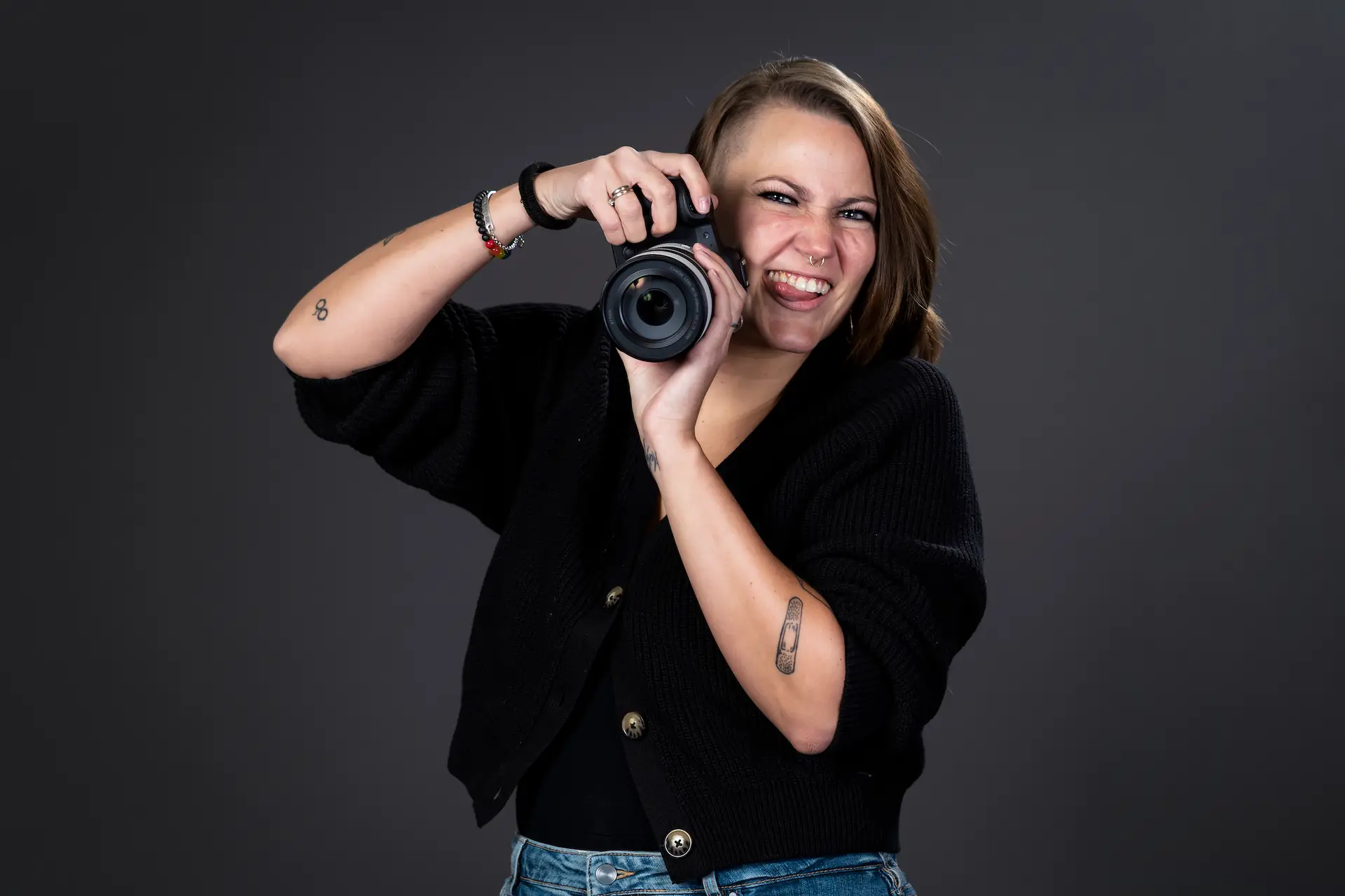Portrettfoto av fotograf som holder et kamera.