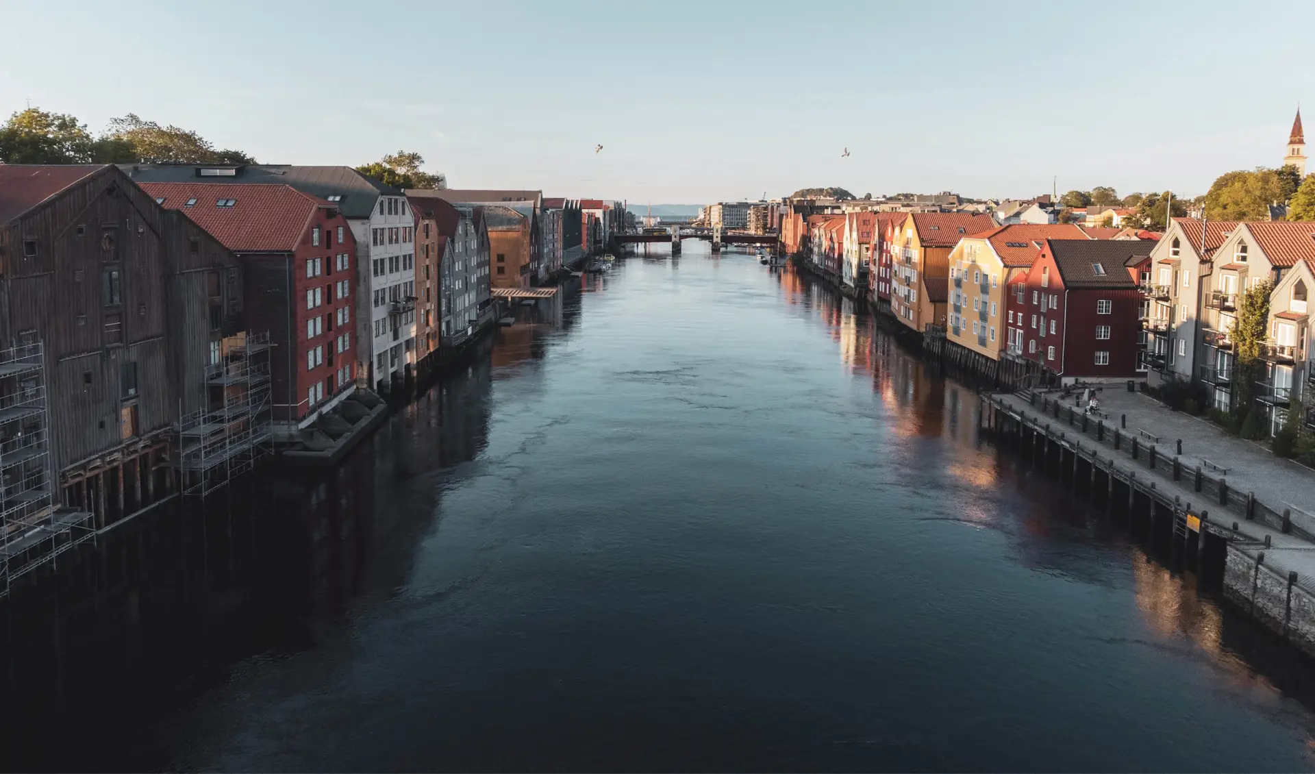 landskapsbilde av elv i Trondheim by