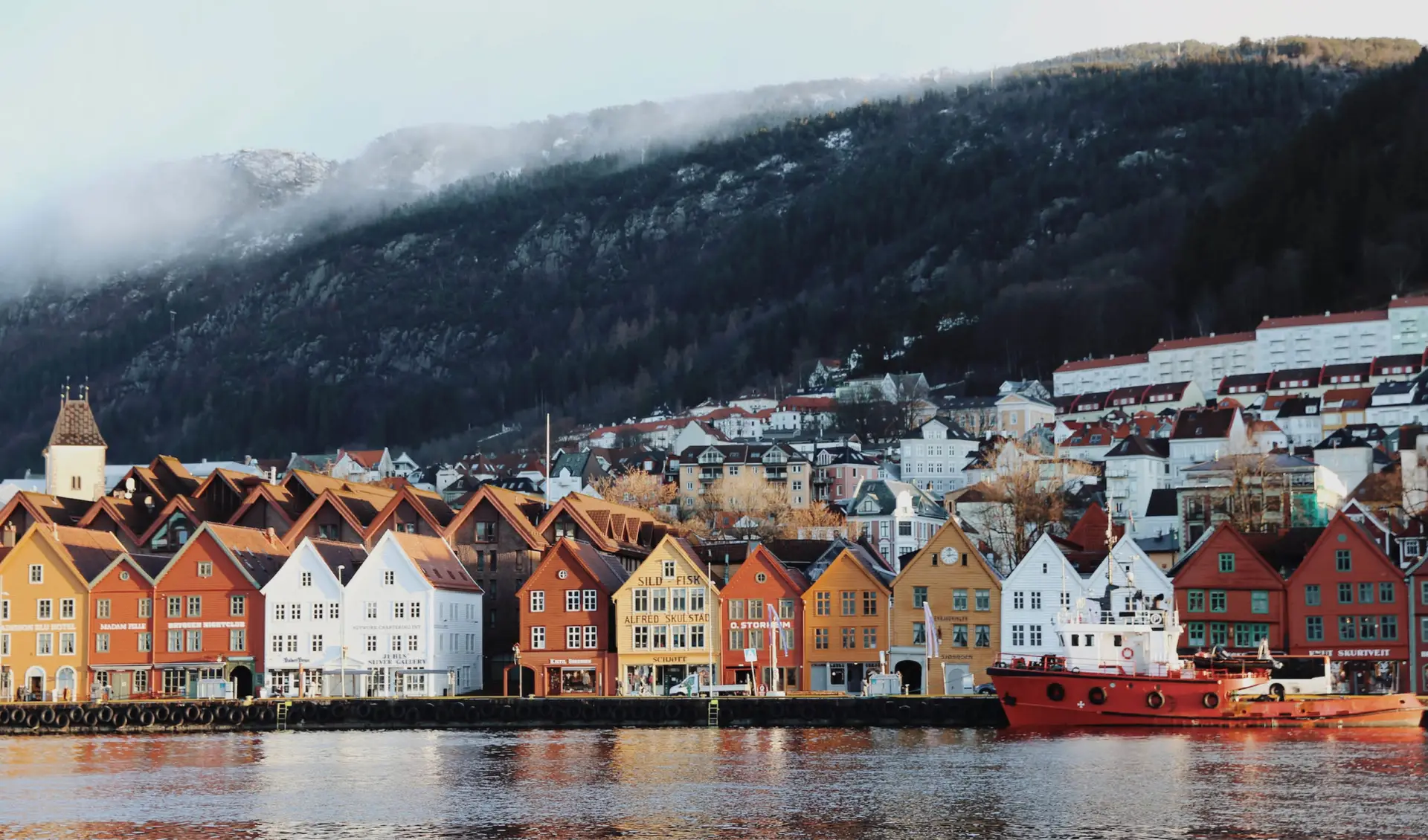 landskapsbilde av bryggen i Bergen by